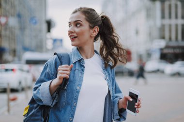 Güzel kadın etrafında yürüyerek geri dönüyor