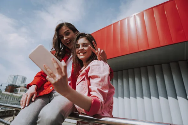 Csípő lányok hogy selfie a városi rámpa sínek — Stock Fotó