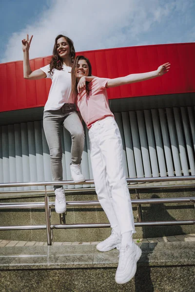 Dos chicas hipster disfrutando del tiempo a pie — Foto de Stock