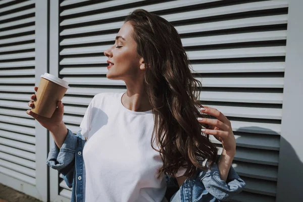 Pretty mutlu kız güneşli hava ve kahve keyfini çıkarın