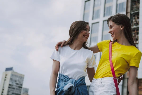 Dos chicas felices abrazando en vista de ciudad —  Fotos de Stock
