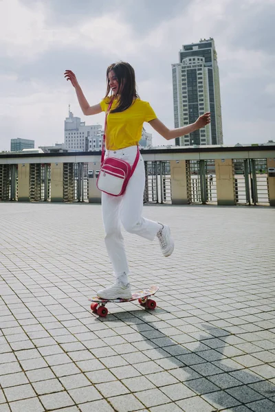 Feliz chica hipster disfrutando patinando en penny board — Foto de Stock