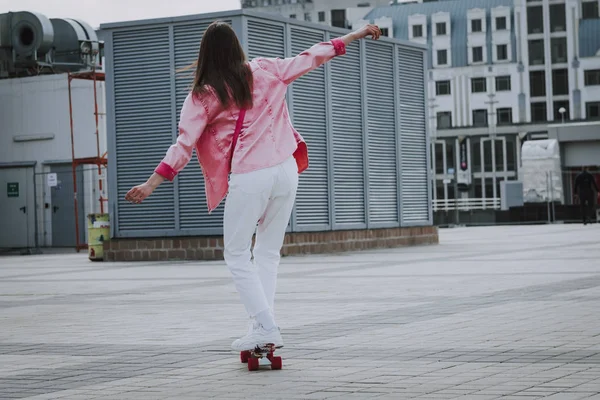 Hipster-Mädchen genießt Skaten auf Penny-Board — Stockfoto