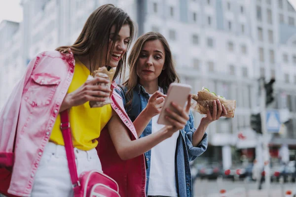 Boldog nők ellenőrzése mobil miatt ebédszünetben — Stock Fotó