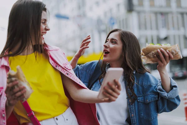 Felices mujeres excitadas discutiendo descanso para el almuerzo —  Fotos de Stock