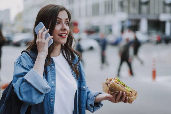 Charmante femme parlant par téléphone avec la restauration rapide — Photo