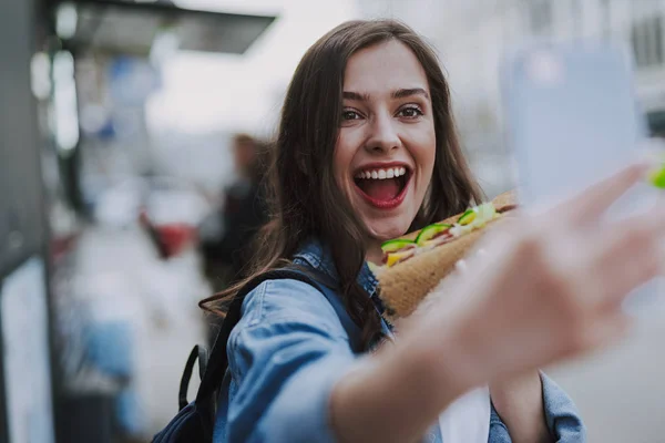 Happy femelle faire selfie avec la restauration rapide — Photo