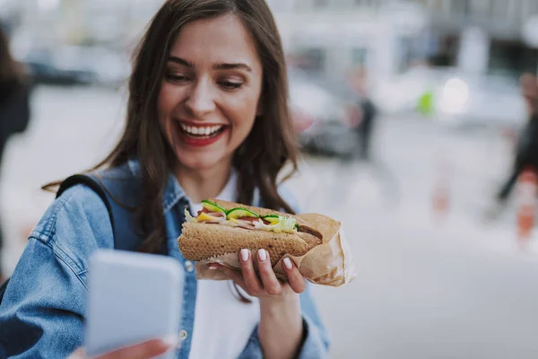 Fröhliche Frau macht Selfie mit Hotdog — Stockfoto