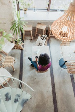 Cep telefonu ekranına bakan Afrikalı kadının yüksek açı