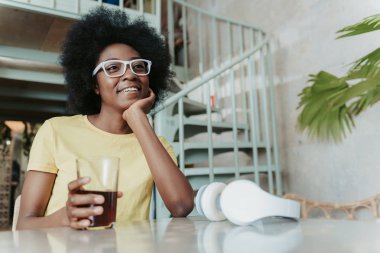 Kafeteryada dinlenen afrikalı kadının düşük açısı
