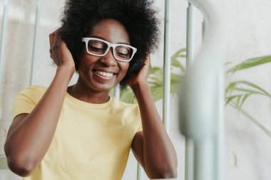 Müzik dinleyen çekici Afrikalı bayanın yakın portresi