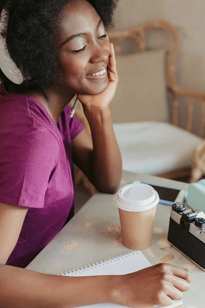 Nahaufnahme einer glücklichen afrikanischen Frau, die Zeit in der Cafeteria verbringt — Stockfoto