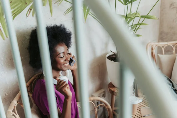 Angolo alto di felice donna africana indossa casual e parlare su smartphone — Foto Stock