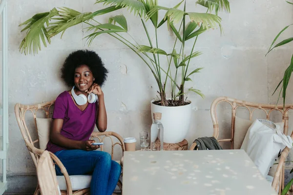 Mezza lunghezza di felice donna africana indossa casual e navigare in Internet — Foto Stock