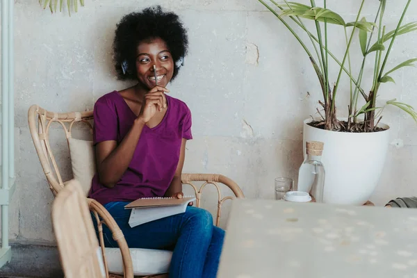 Vita di donna africana che indossa casual e godersi il tempo nel caffè — Foto Stock