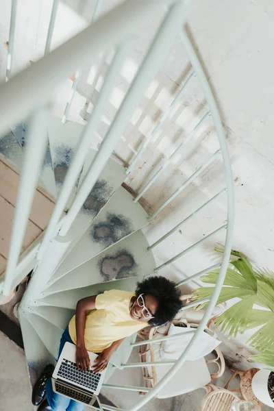 Zugeschnittenes Foto einer Afrikanerin, die an digitalem Gerät in Innenräumen arbeitet — Stockfoto