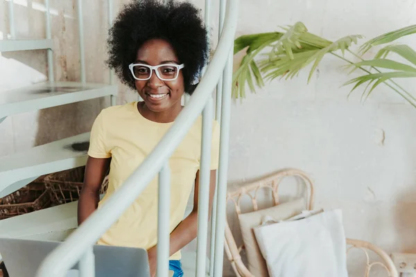 Foto ritagliata di donna africana felice che lavora sul computer portatile in casa — Foto Stock