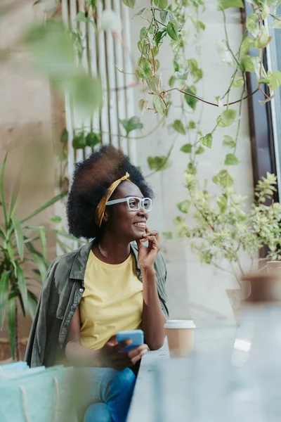 Vita di signora africana che indossa casual e avendo riposo in caffè — Foto Stock