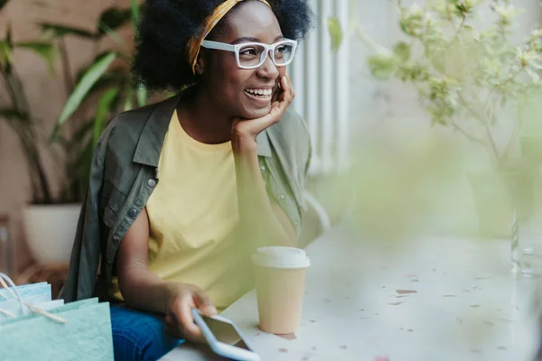 Taille der lächelnden Afrikanerin, die sich im Café ausruht — Stockfoto