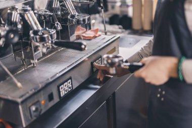 Grup espresso makinesi ni kullanarak barista'yı kapatın