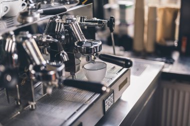 Beyaz fincan espresso makinesindeki damlaların üzerinde.