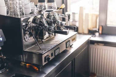 Üzerinde temiz yemekler olan grup espresso makinesi