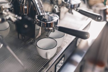 Kahve makinesi tepsisinde duran espresso için bardaklar
