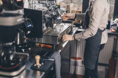 Barista espresso makinesi önünde kahve yapma