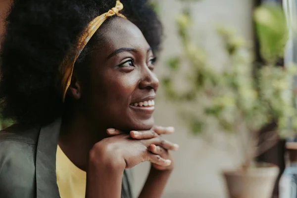 Zavřít portrét šťastné africké ženy mluvící v mobilu — Stock fotografie