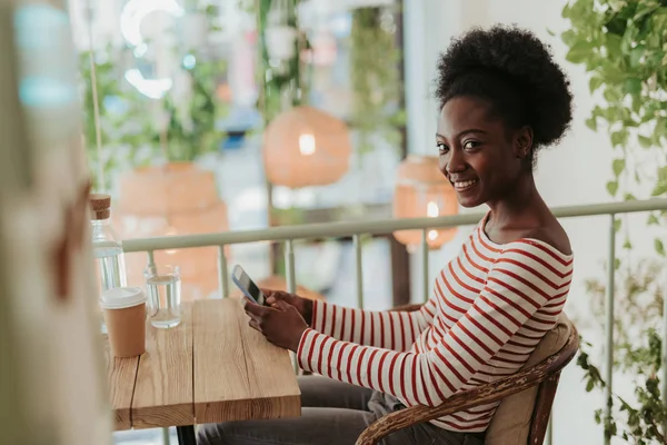 Porträt einer glücklichen Afrikanerin, die sich im Café ausruhen kann — Stockfoto