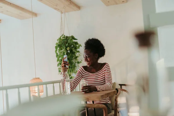 Angolo basso di felice donna africana che ha riposo nel caffè — Foto Stock