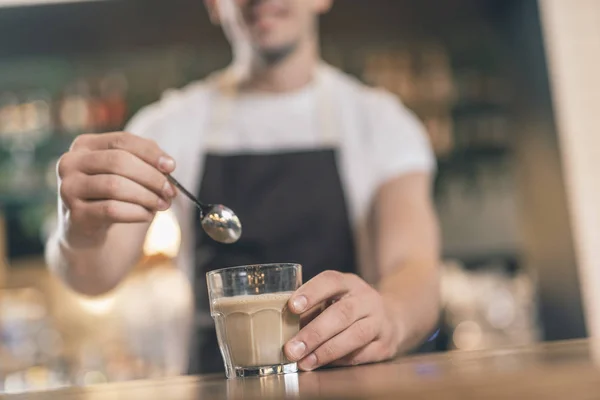 Enfoque selectivo de cucharadita cerca de la taza de capuchino —  Fotos de Stock