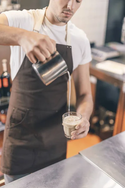 Skoncentrowana kawa do wytwarzania kawy z mlekiem w pracy — Zdjęcie stockowe