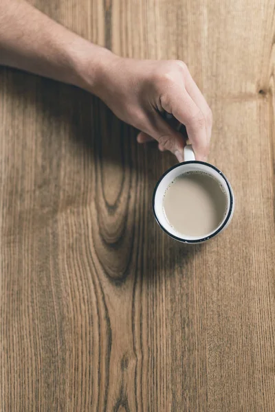 Vista superior da mão com xícara de chocolate quente — Fotografia de Stock