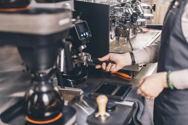 Mano de barista sosteniendo portafilter con café en ella — Foto de Stock