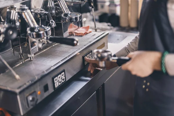 Grup espresso makinesi ni kullanarak barista'yı kapatın