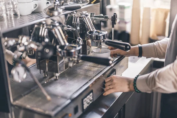 Руки баристы на рабочем кофеварке — стоковое фото