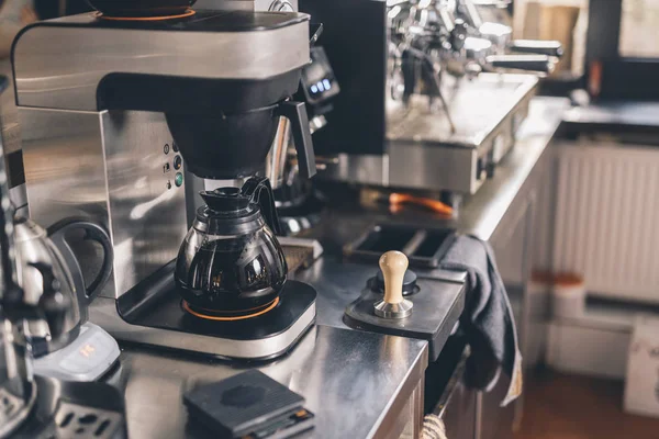 Скляний глечик для кави стоїть у кавовій машині — стокове фото