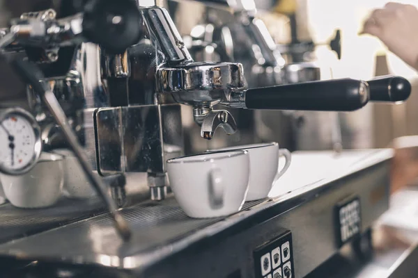 Máquina de café que dispensa café recién hecho en dos tazas — Foto de Stock