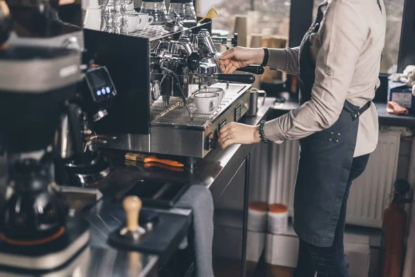 Barista haciendo café delante de la cafetera espresso —  Fotos de Stock