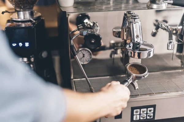 Mano de barista poniendo soporte de filtro en la máquina de café — Foto de Stock