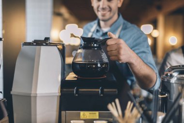 Bar tezgahında ısınma kahve sürahi seçici odak