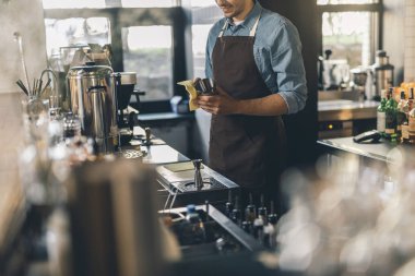 Dikkatli barmen bez ile shaker temizlik