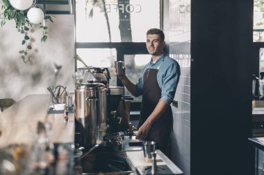 İyimser barista metal cam ile el koyarak kadar