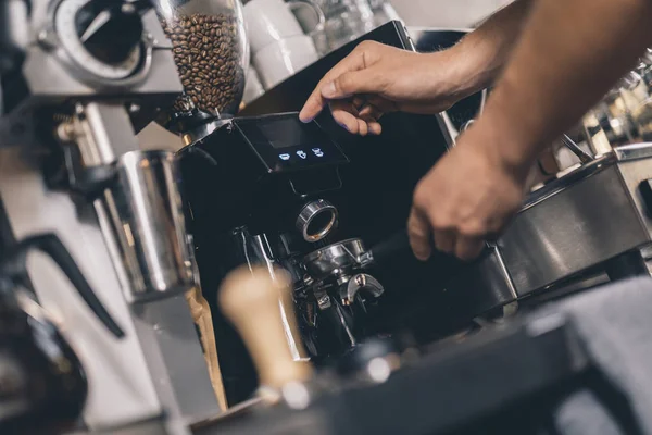Primer plano del proceso de uso del menú de la máquina de café en la pantalla — Foto de Stock