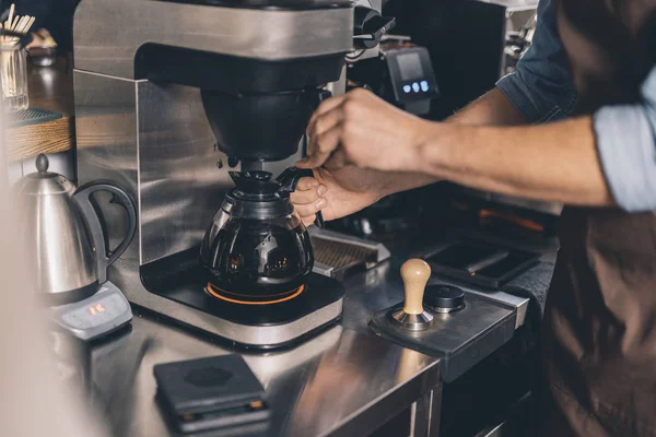 커피 머신에서 커피 주전자를 복용하는 바리스타 — 스톡 사진
