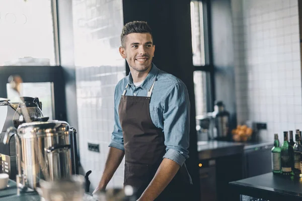 Yalnız çalışırken uzakta bakan sevindim genç barista