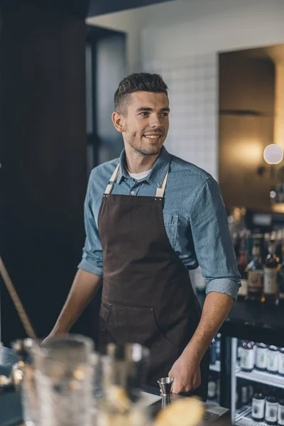 Cintura para arriba de un barista profesional en su lugar de trabajo sonriendo —  Fotos de Stock