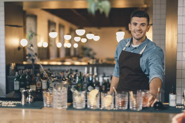 Bar tezgahında kokteyller önünde Samimi genç barista — Stok fotoğraf