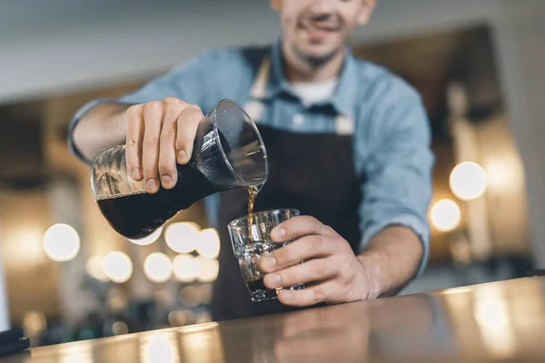 Focus selettivo del barista versando caffè dal decanter a goccia — Foto Stock